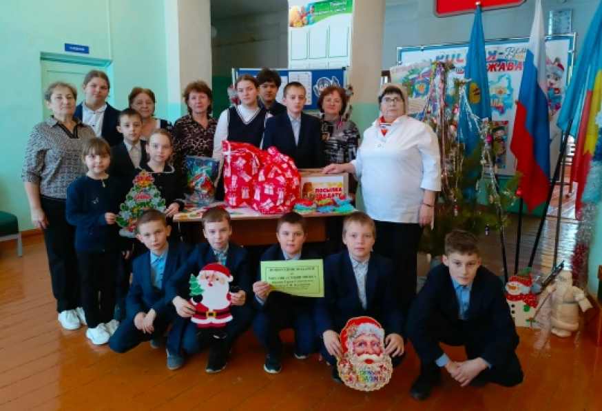 Ребята, родители и педагоги Смышляевской школы собрали мешочки со сладостями для Деда Мороза.