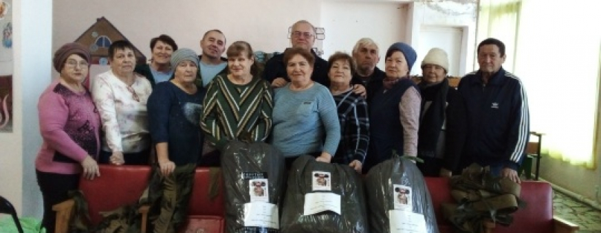 Смышляевские волонтеры вяжут для бойцов СВО яркие домашние мочалки