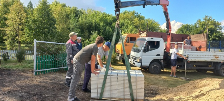 В селе Смышляевка продолжаются работы по реализации проекта &quot;Благоустройство территории сквера Победы