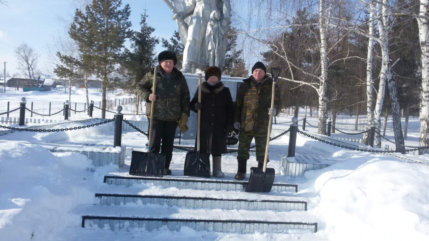 Очистка от снега территории памятника воинам, погибшим в Великой Отечественной войне