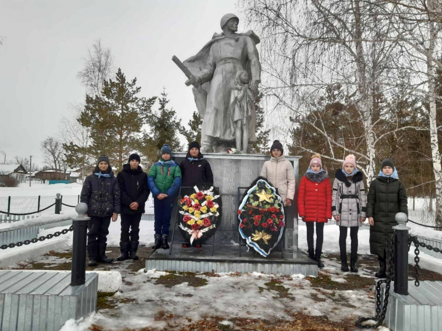 Возложение цветов к памятнику участников Великой Отечественной войны.